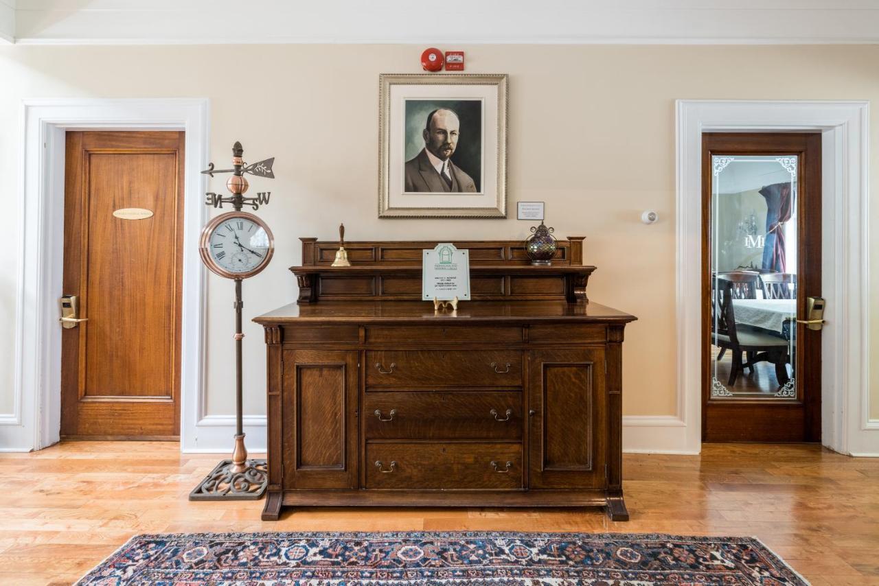 Monroe House Executive Guest Suites Сент-Джонс Экстерьер фото